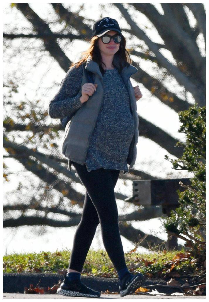 安妮海瑟薇孕期出街,毛衣搭休闲裤简单朴素,挺大肚子照样美美哒_穿着