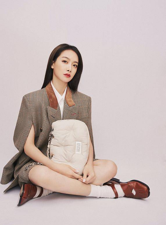 宋茜脚踩棕色皮鞋配白袜真的好有年代感果然时尚是个轮回