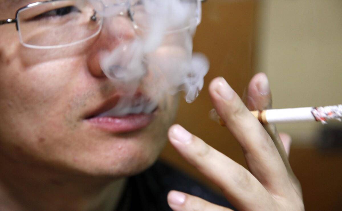 原创职场欺凌一公司员工被领导用烟头烫脸还称疼才能长记性