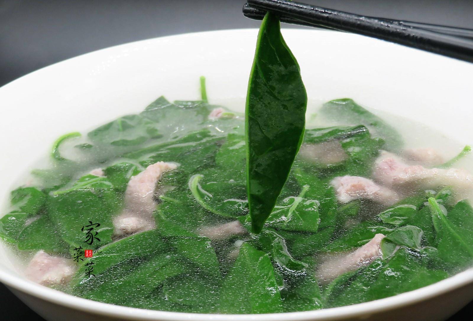 等猪肉煮熟后,倒入枸杞叶,大火生滚20秒左右.