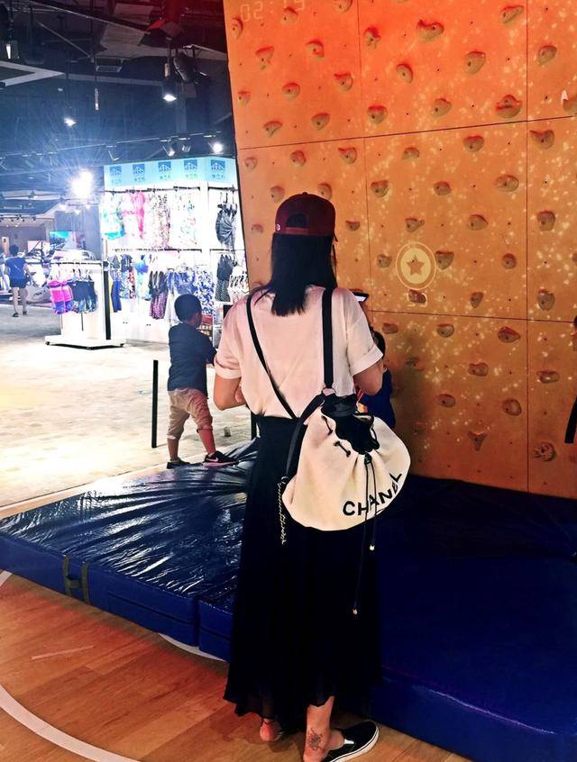 白百何独自遛娃被偶遇!脚踝上大片纹身好抢镜,网友:真有二胎?