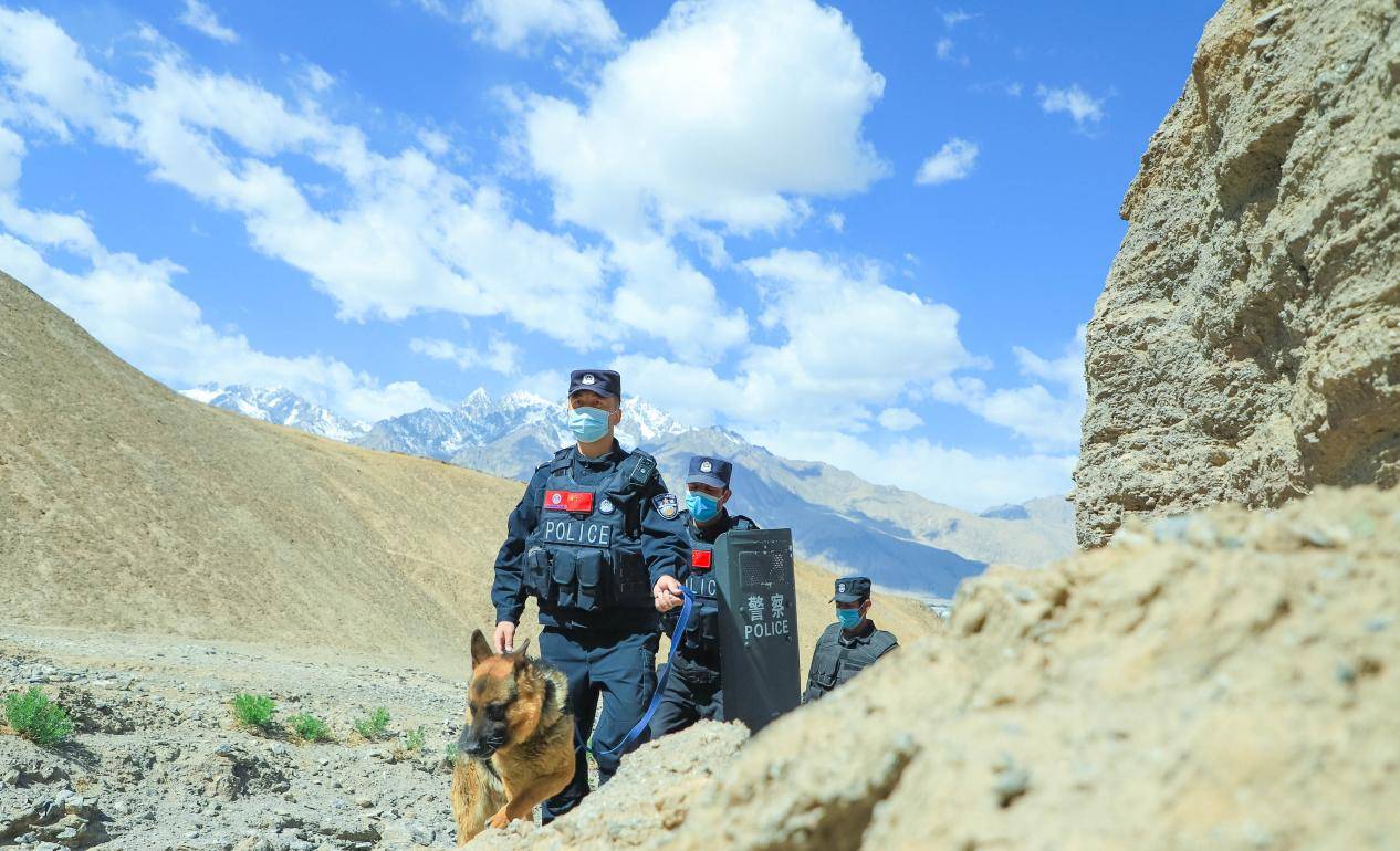 新疆喀什:巡逻踏查进一线 佳节期间护平安