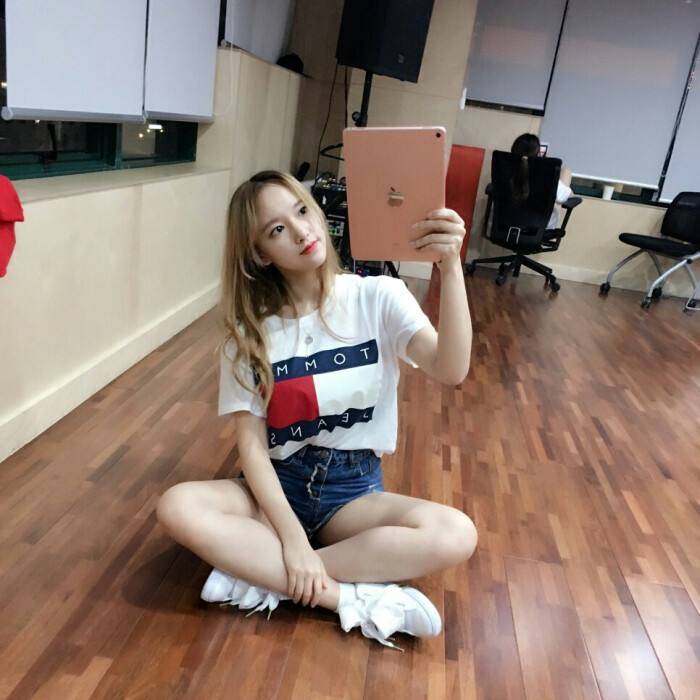 程潇柔韧度到底多好?看到她"一字马"睡觉,国外明星都吓坏了!