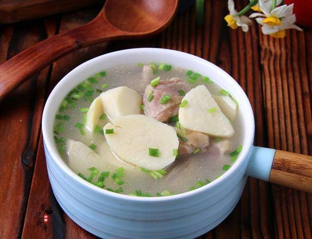 春天易上火,给家人炖这汤喝,滋味鲜美,清热消火,全家身体棒_茨菇_加盖