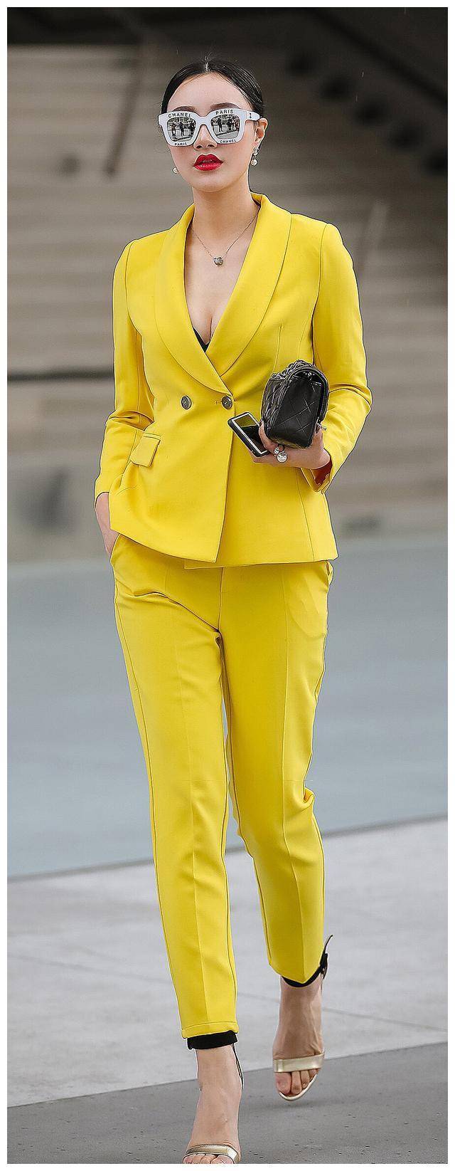 原创             美女居然穿的这么黄？一般人可驾驭不了啊
