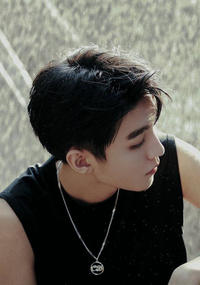 22岁王俊凯好帅气机车造型尽显男人味雨中花美男既视感