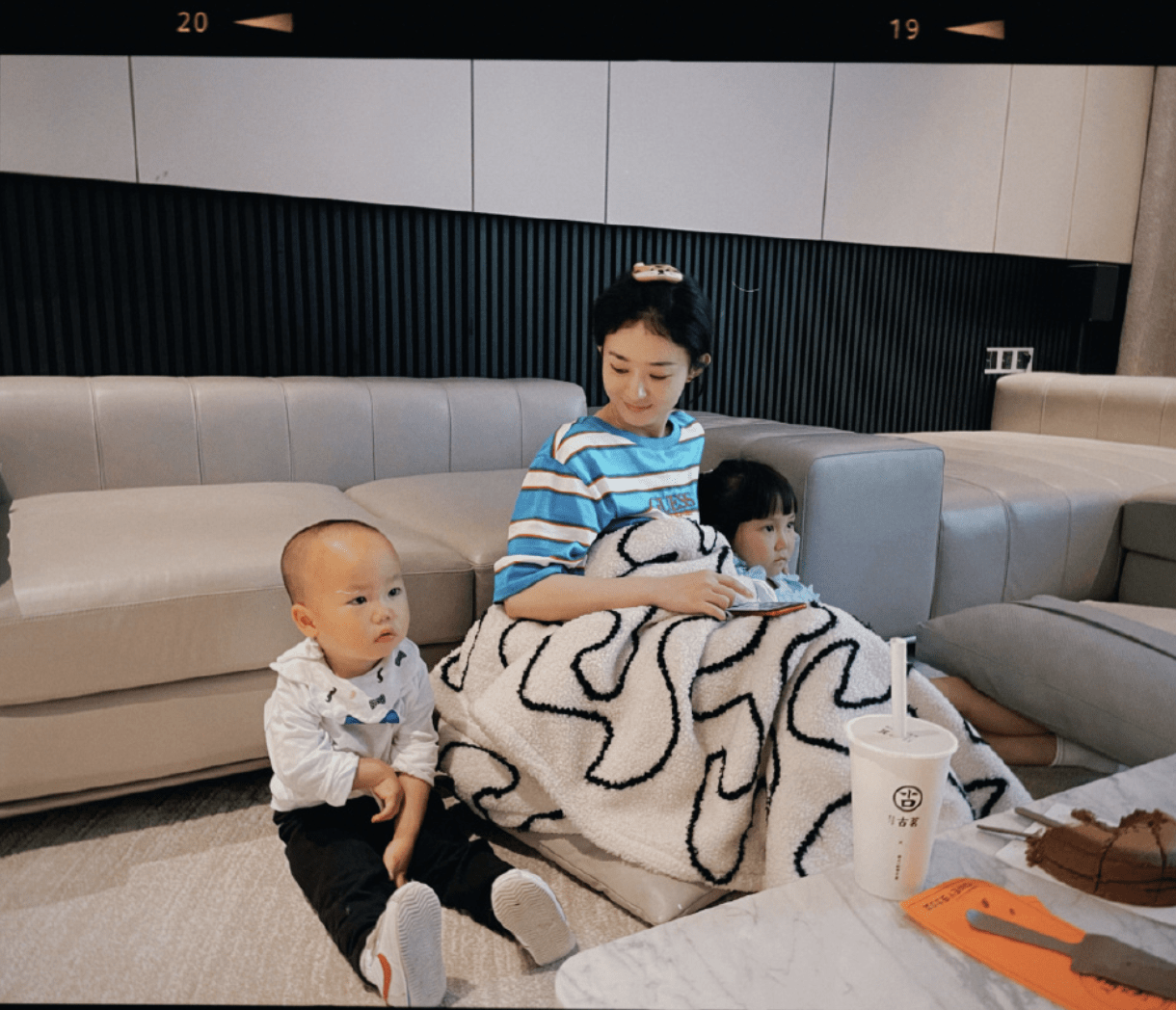 闺蜜晒与赵丽颖聚会照,颖宝变孩子王很温柔