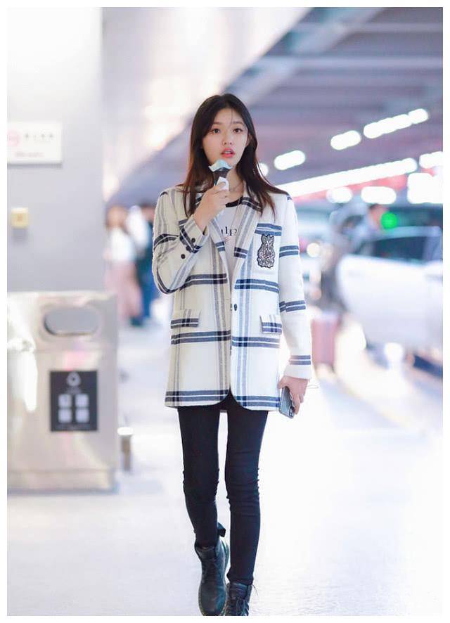 林允穿西装外套走机场,衣服太长遮大腿,根本看不出身高169cm_格子