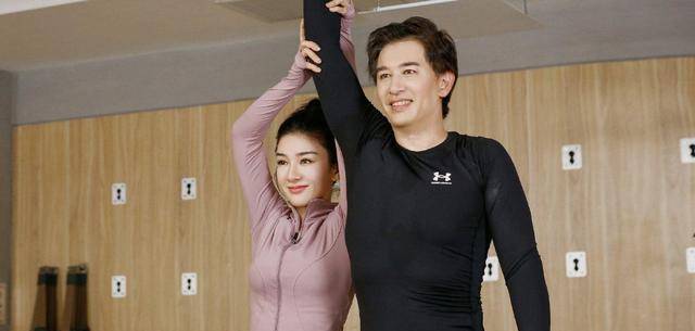 原创好事将近黄奕带女儿约会节目男嘉宾三人相处融洽交谈甚欢