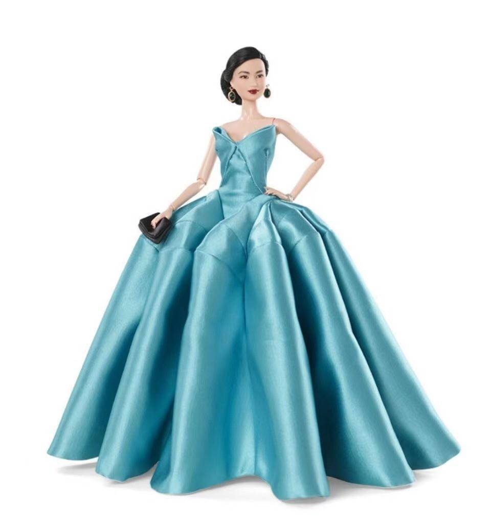 原创芭比媖雄刘雯闪亮登场穿7年前美成全球第一的造型变芭比