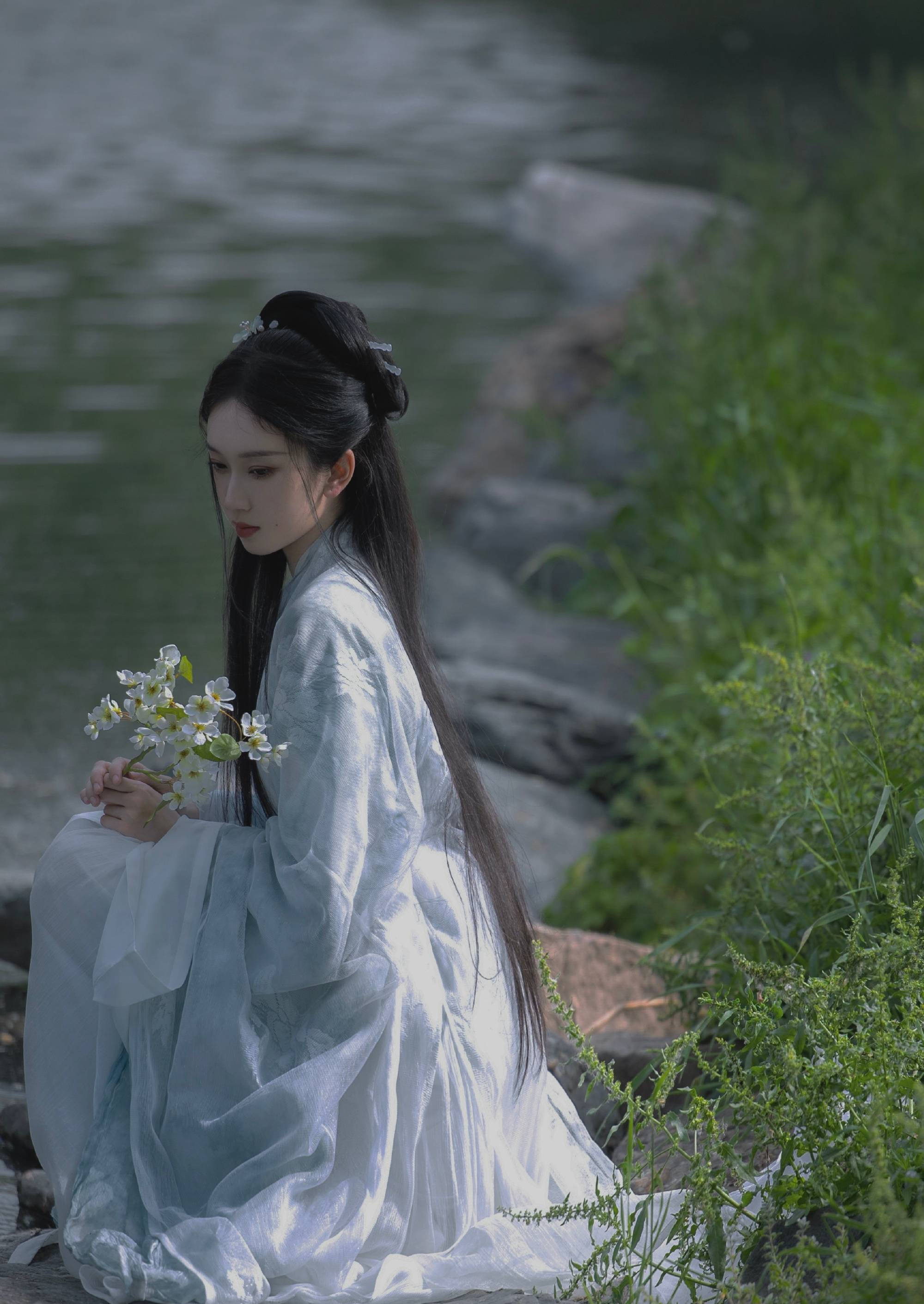 刘令姿古风易碎感美照 秀发柔顺飘逸身姿柔美动人-搜狐大视野-搜狐