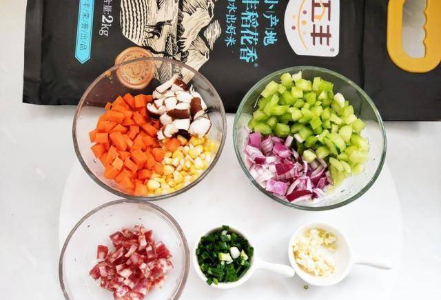 吃得香的黄金彩蔬蛋炒饭「简单美味又营养均衡!」_食材_饭粒_配料