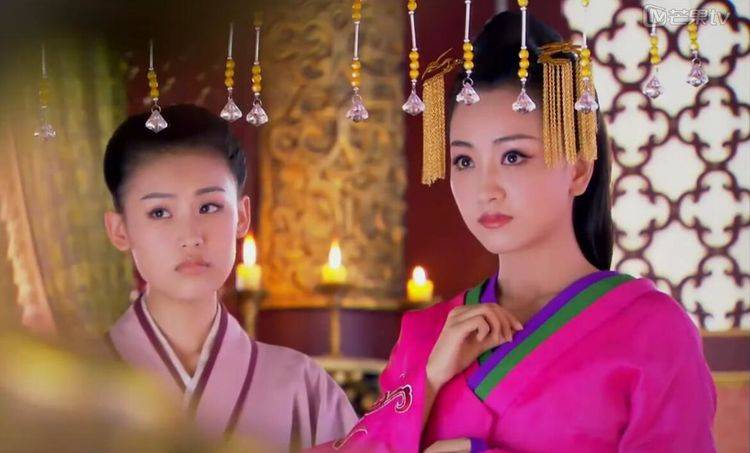 霍成君为情所伤,行事渐渐孤僻诡异起来,在此期间她还想方设法引起刘弗