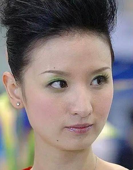 张萌未整容照曝光,五官憨厚脸型圆润,这才是微调界最成功的模板_感觉