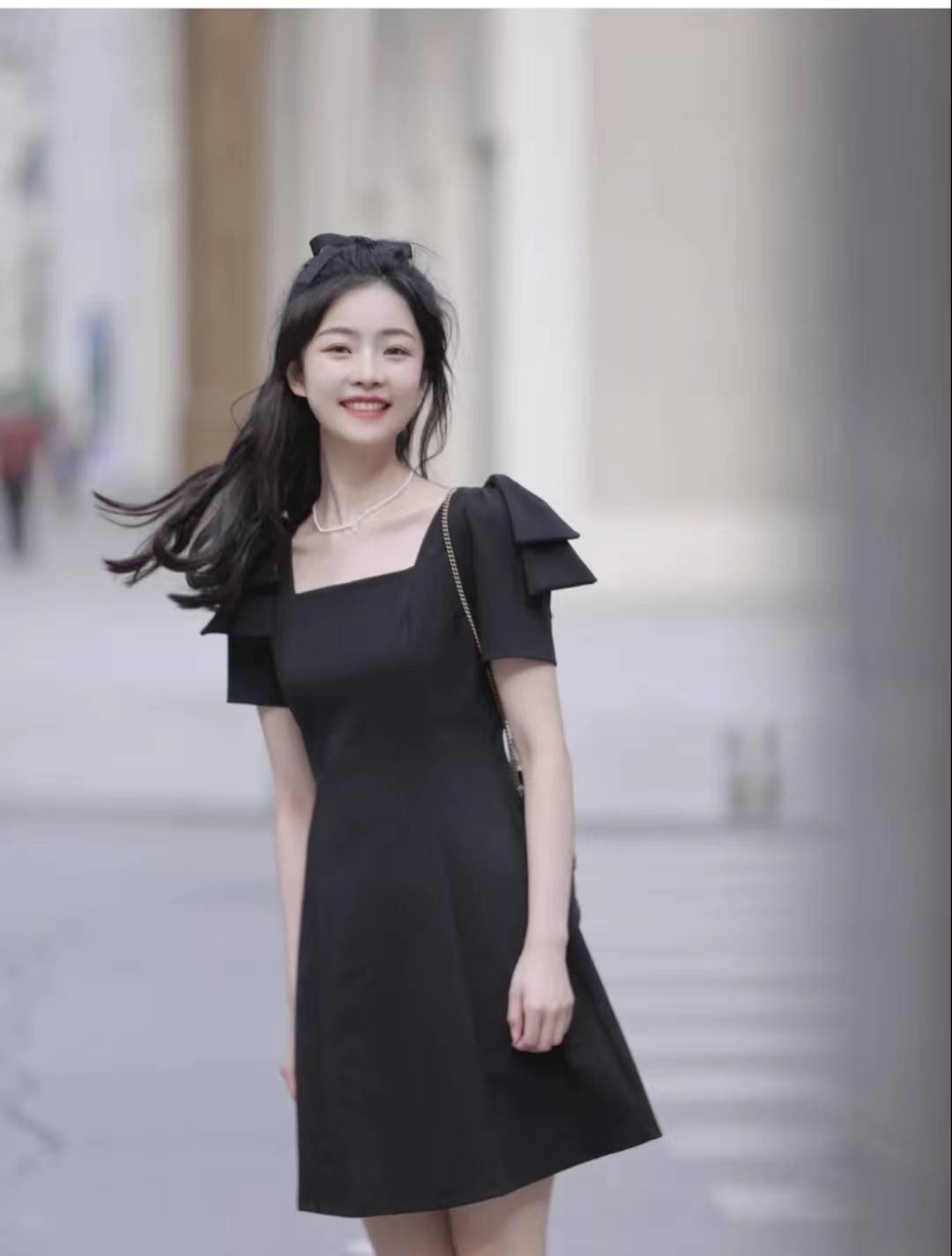 小黑裙搭配什么包包好看_look_黑色_裙子