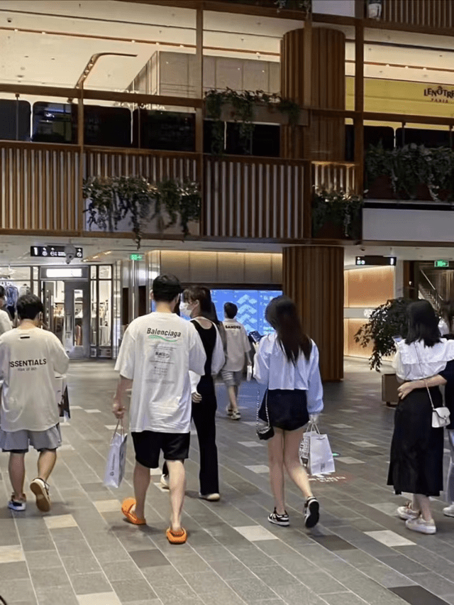 王思聪陪女友逛街两人全程手牵手秀恩爱女方穿短裤大秀美腿