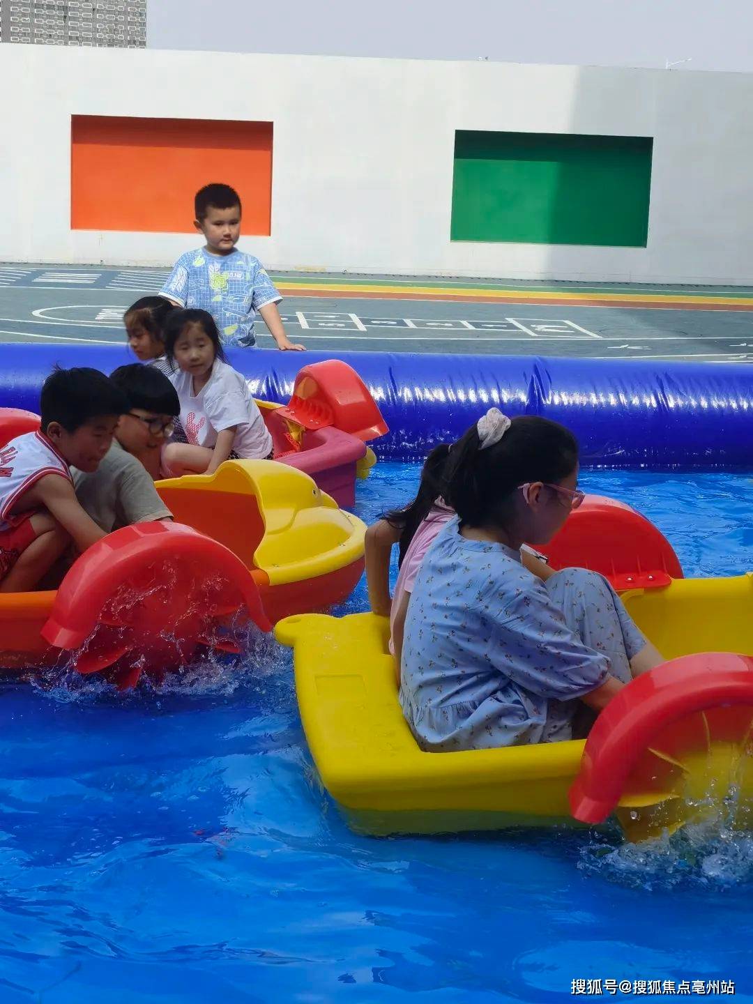 都是天生的艺术家零散的拼搭零件打开孩子们想象力的翅膀现场活动图