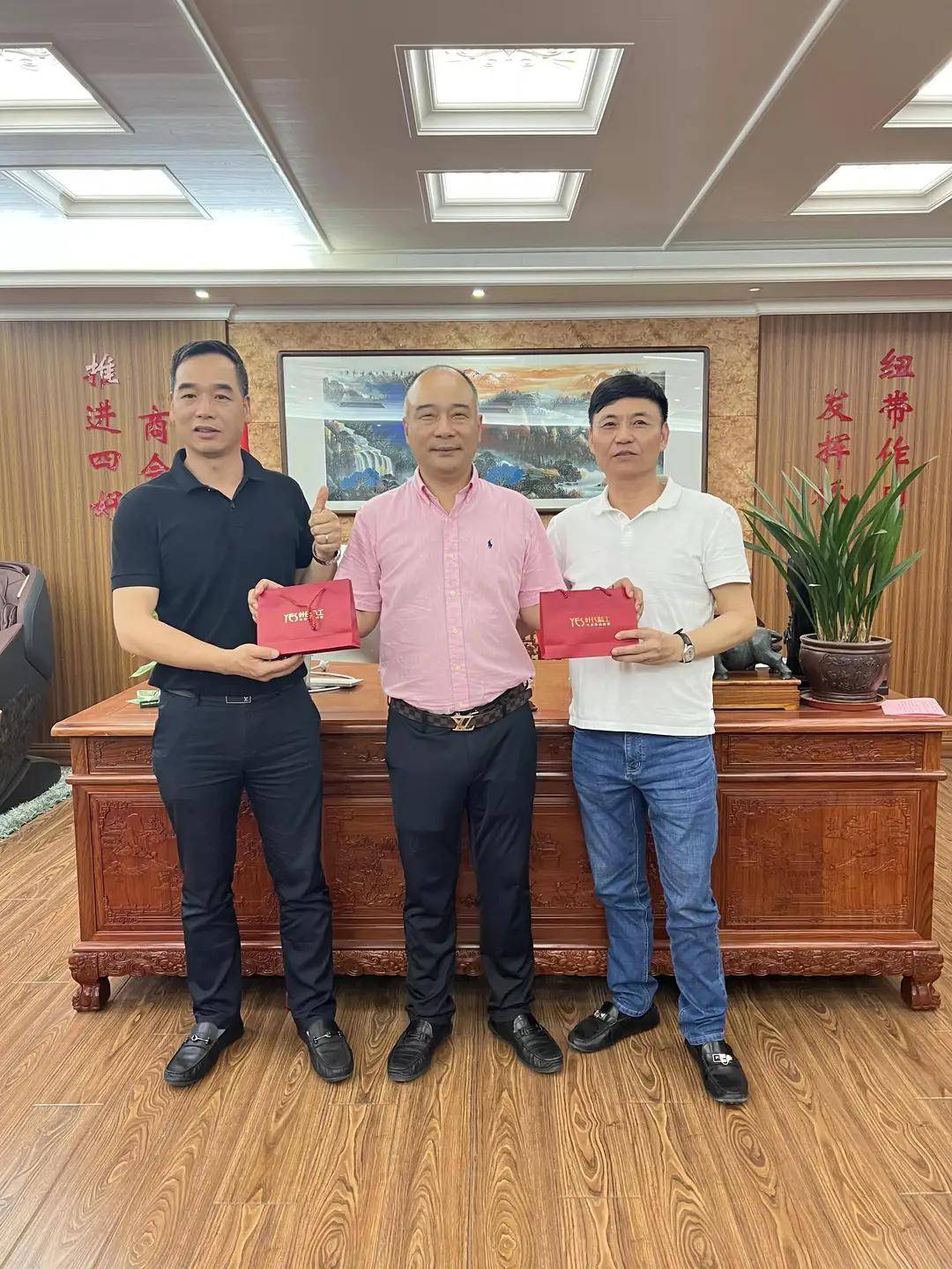 扬州市福建商会会长叶峰春给一等奖获得者:镇江市福建商会会长王家庆