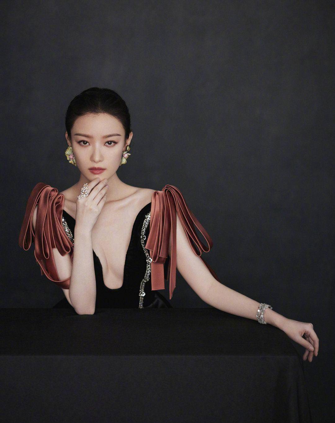 原创红毯霸主倪妮又来了深v黑裙大秀锁骨网友连脚趾都美