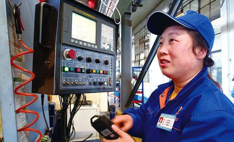 从青涩女孩到三秦工匠记法士特集团维修电工高级技师蔡嵘