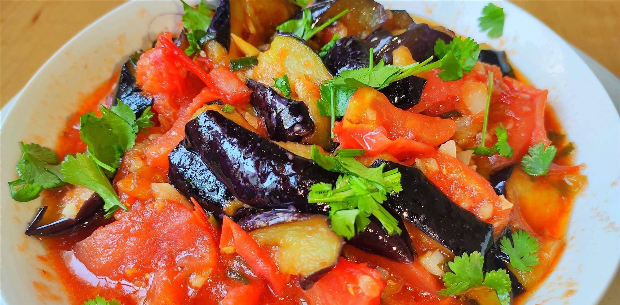 家常西红柿炒茄子,色香味俱全,刺激味蕾的西红柿茄子,上桌抢光