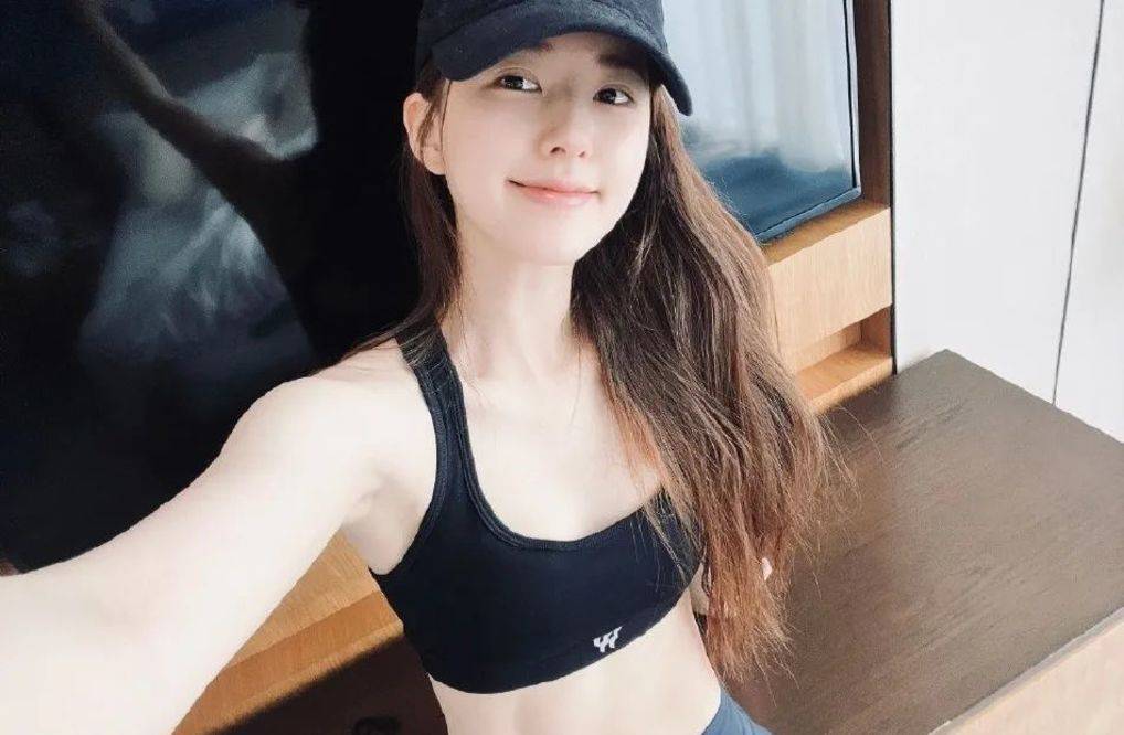 赵露思穿紧身背心露小蛮腰又纯又欲!