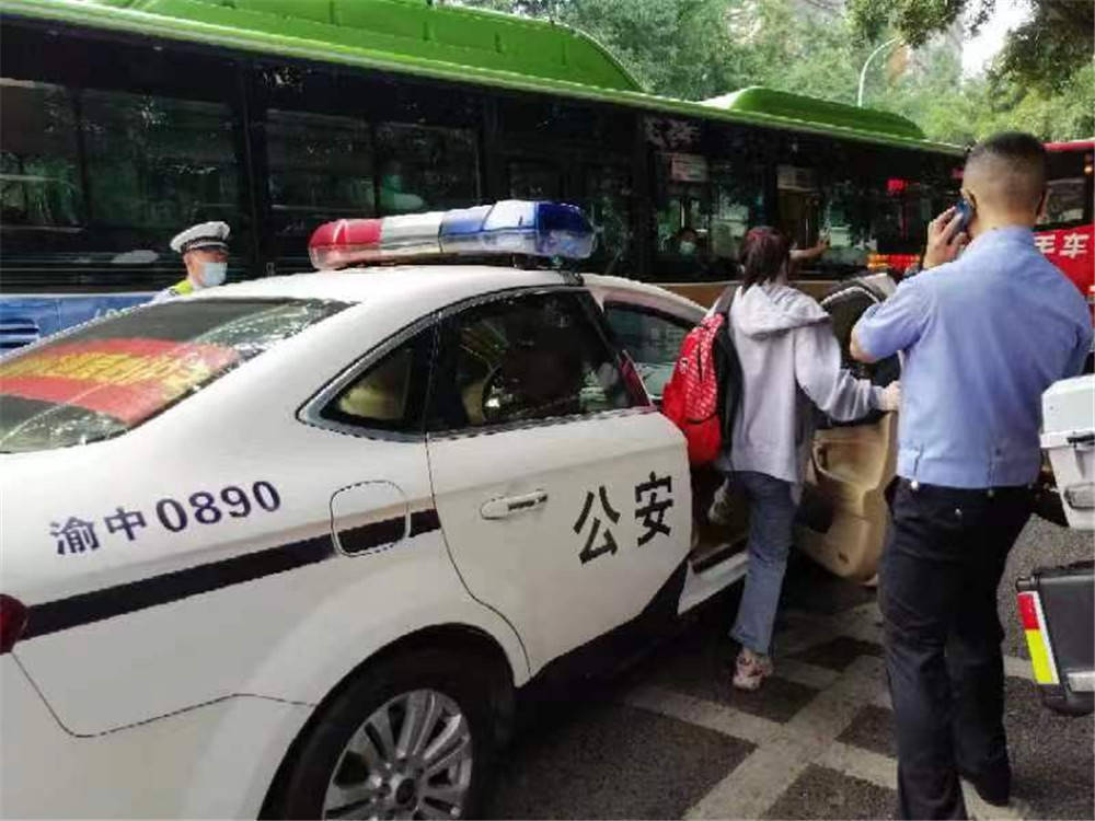 暈車女生乘開道警車應考渝中交巡警集中護送186名考生準時到達考場