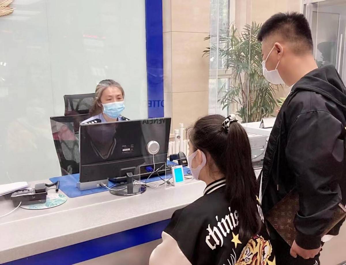 一位高考生妈妈焦急地来到经纬街派出所,说孩子的身份证怎么也找不到