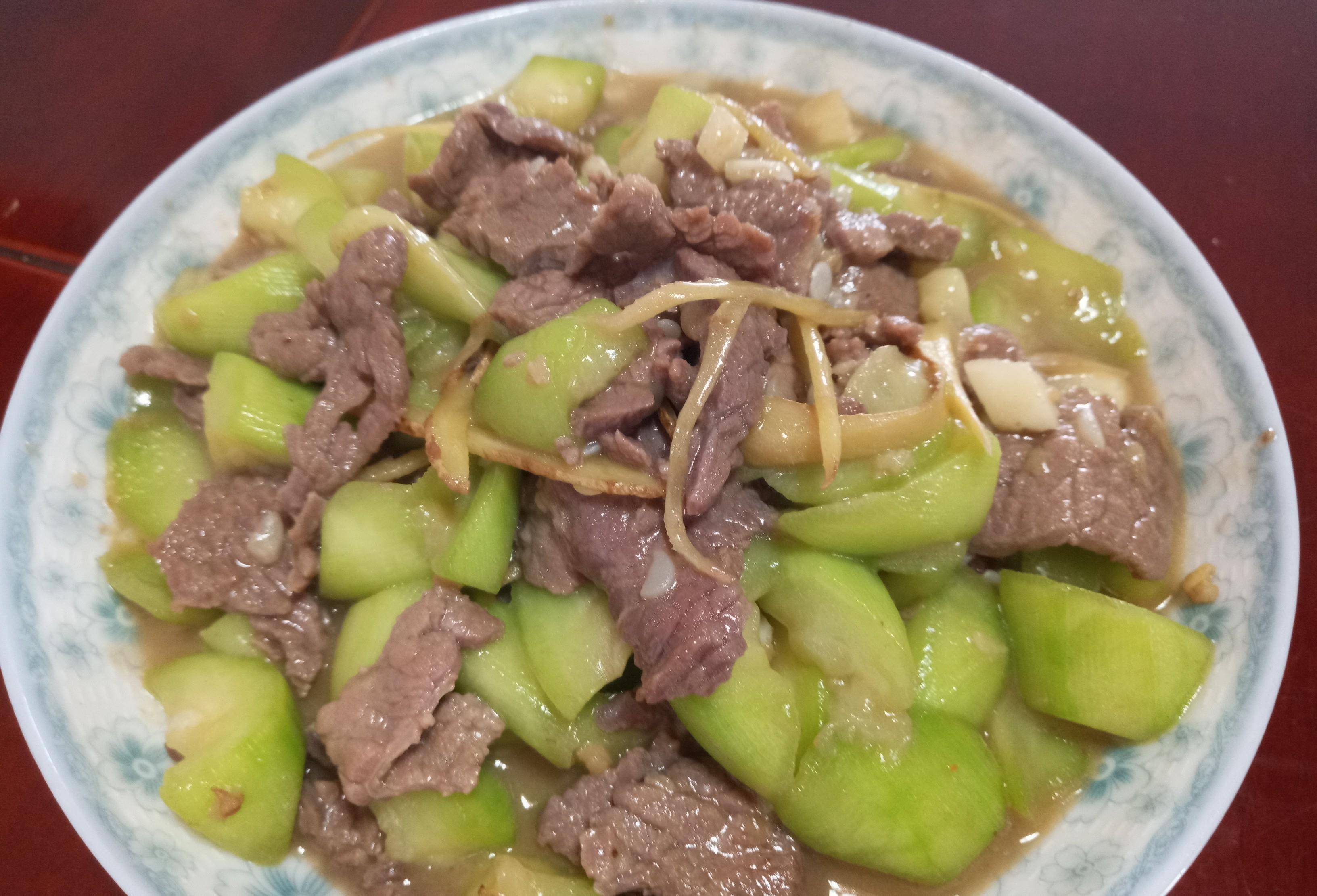原创丝瓜炒牛肉家常做法丝瓜嫩滑香甜牛肉鲜嫩可口下饭的好菜