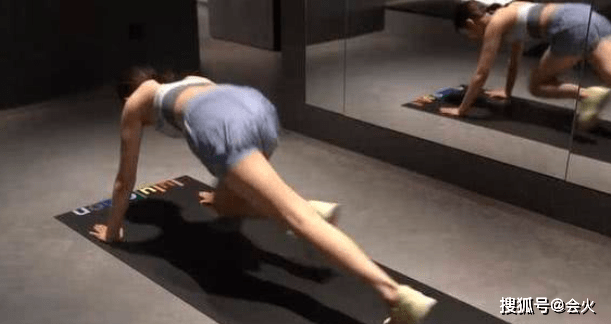 黄磊带女儿看展被偶遇!多多穿露脐装秀长腿