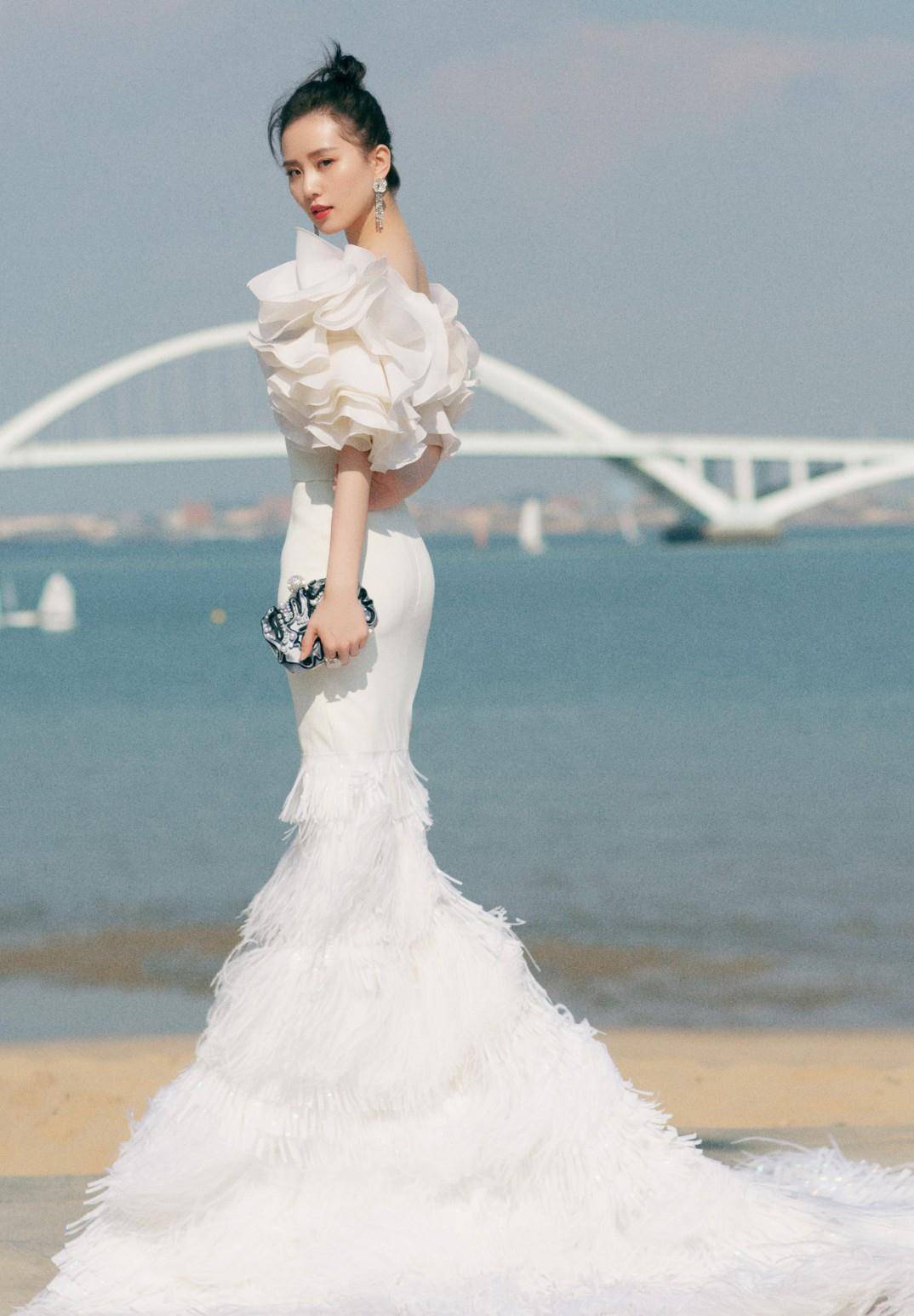 刘诗诗海边美拍,一袭包臀鱼尾裙身姿优雅,宛如行走的"白天鹅"_时尚