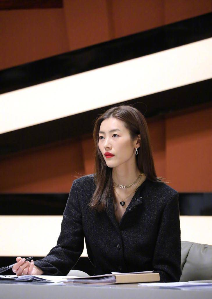 刘雯上综艺化身"千颂伊",造型简单却有高级感,中分刘海显气场_身材_的