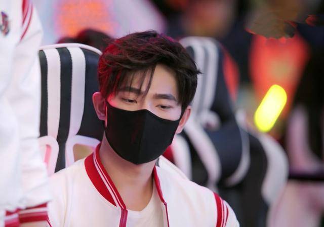 在《全职高手》最新的剧集中,杨洋饰演的叶修终于摘下口罩,在赛场上