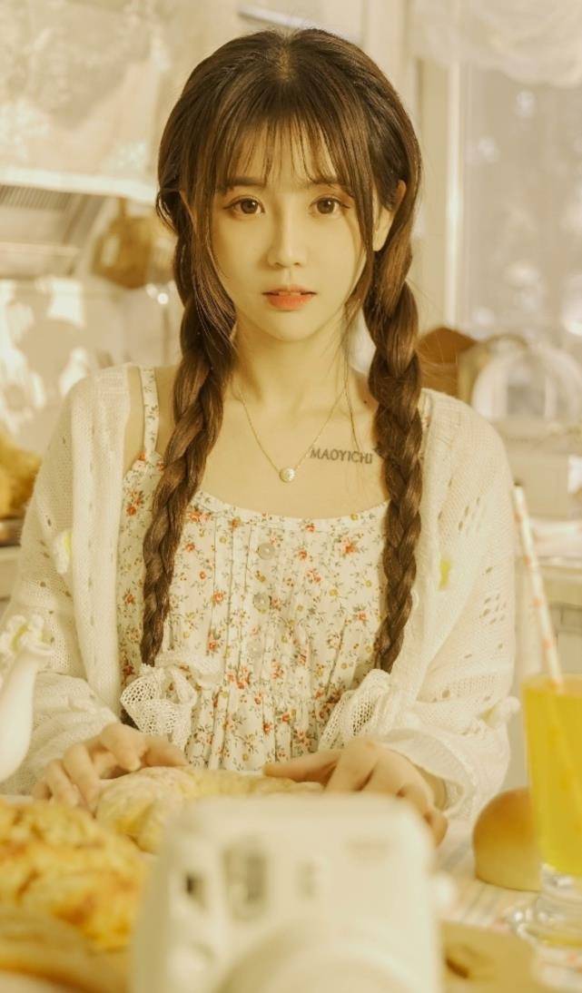 杨清柠终于对"吊带裙"下手了,看清真人后:全网羡