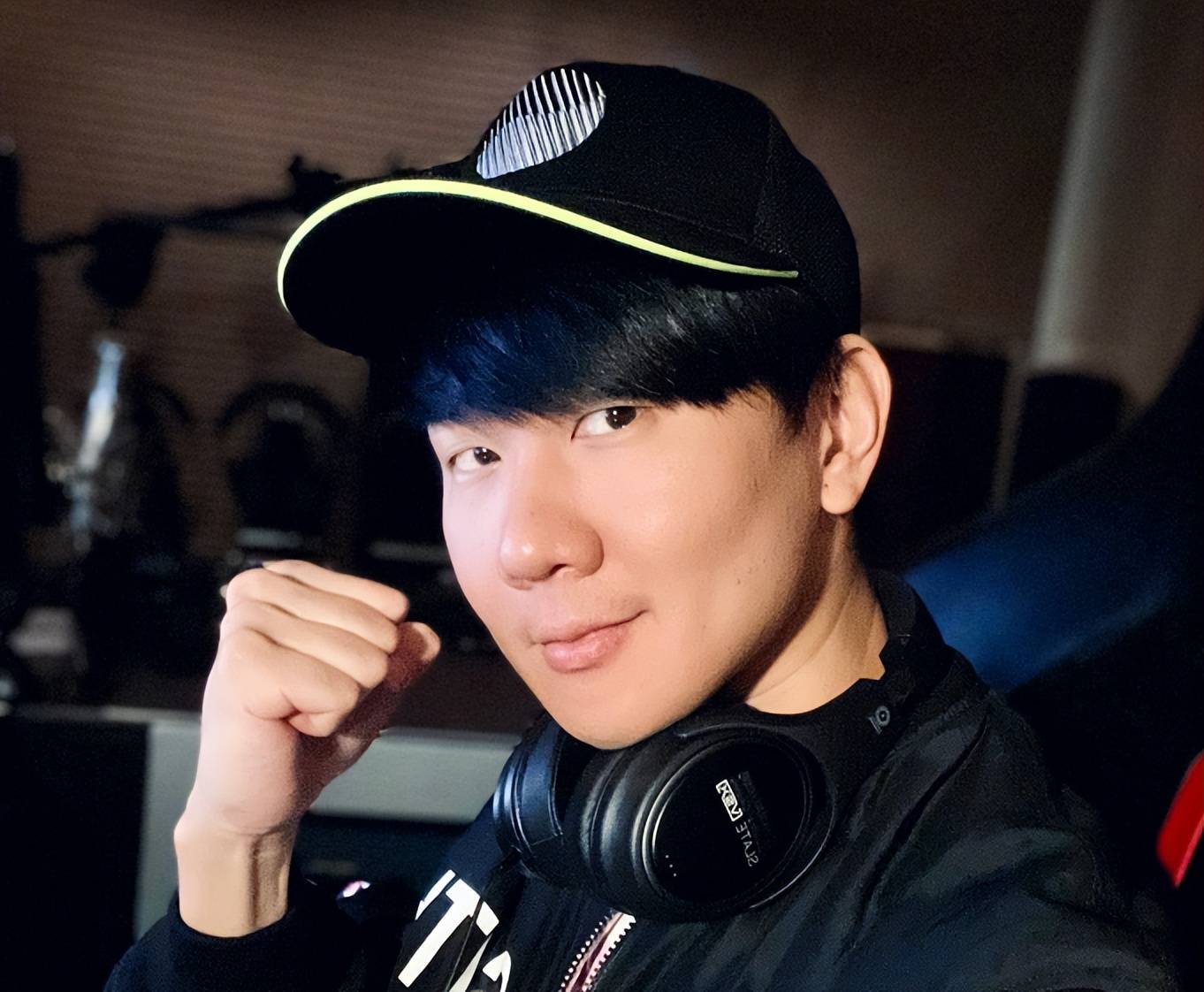 原创41岁林俊杰晒自拍照发文给高考考生加油打气照着抄都能打错字