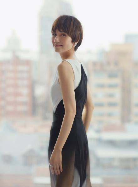 气质对女人来说真重要,袁泉的黑白造型,看着就很有优势_时尚_白色