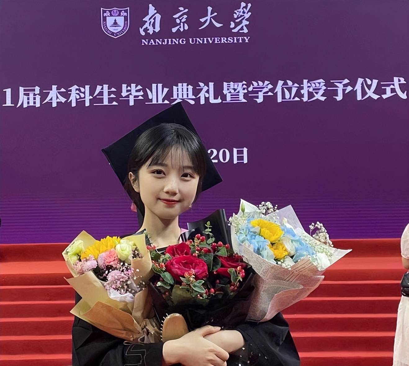 原创土家族女孩晒南大研究生证高颜值惊艳众人评论却一股酸味