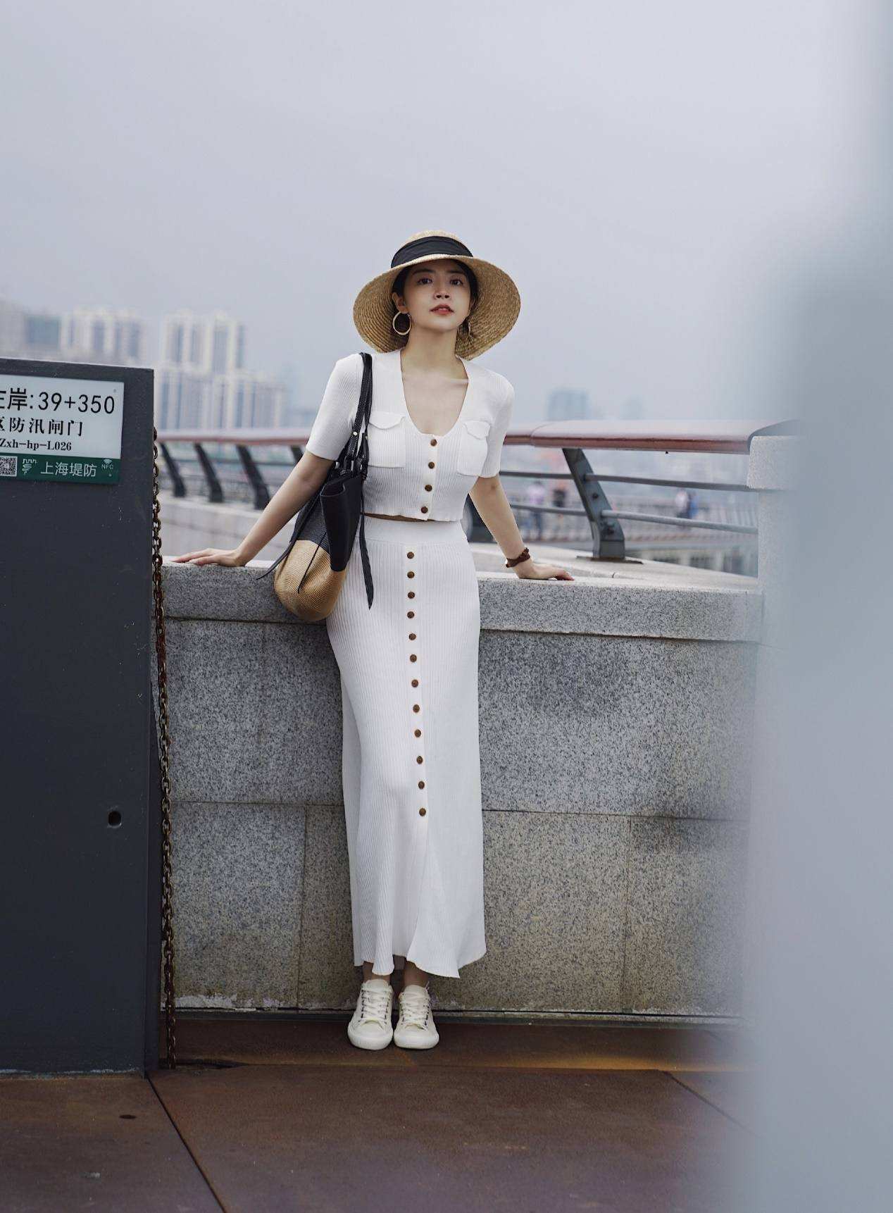 女人过了30岁,尽量夏天少穿短裤,这样穿优雅又时髦_风格_身材_配饰