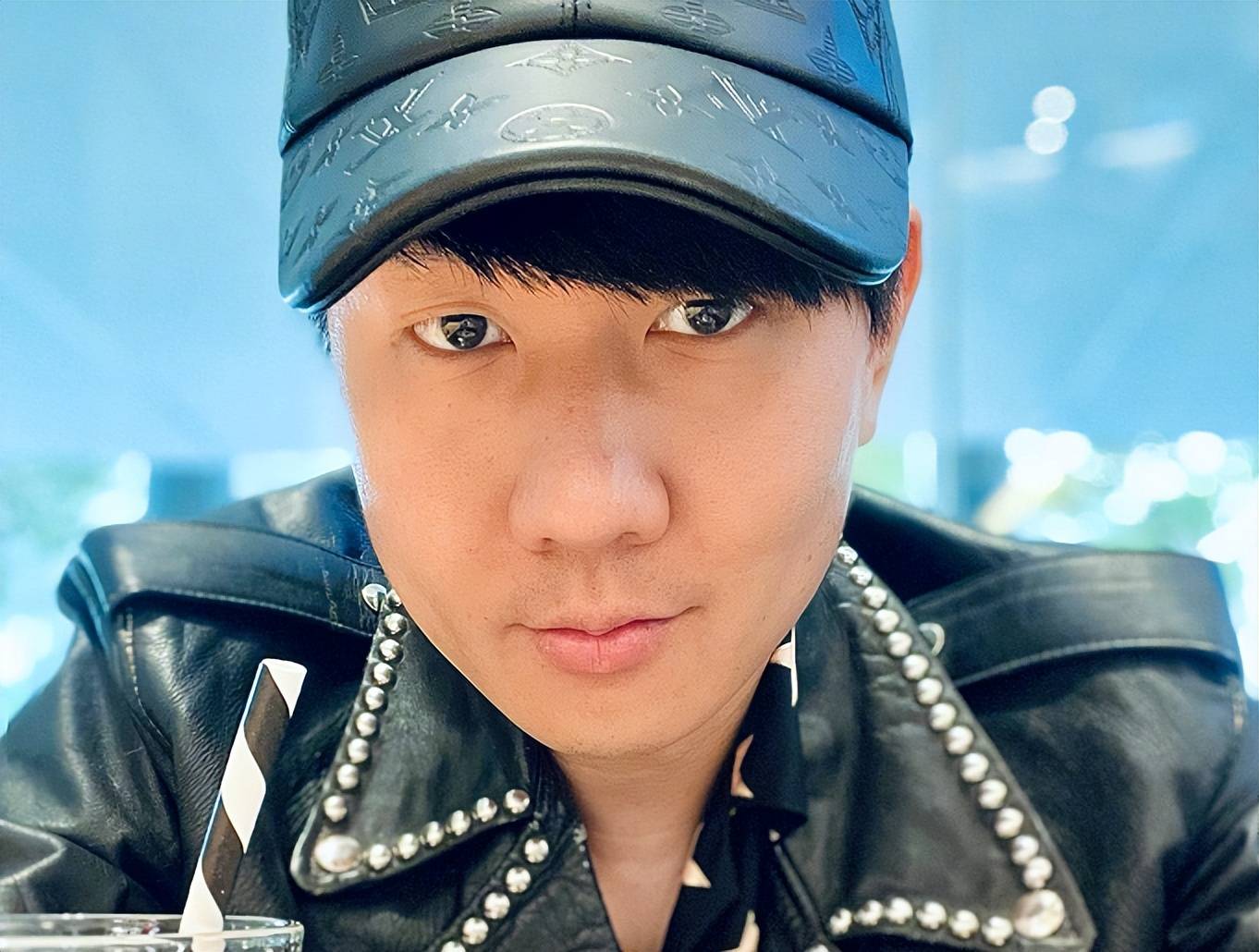 原创41岁林俊杰晒自拍照发文给高考考生加油打气照着抄都能打错字