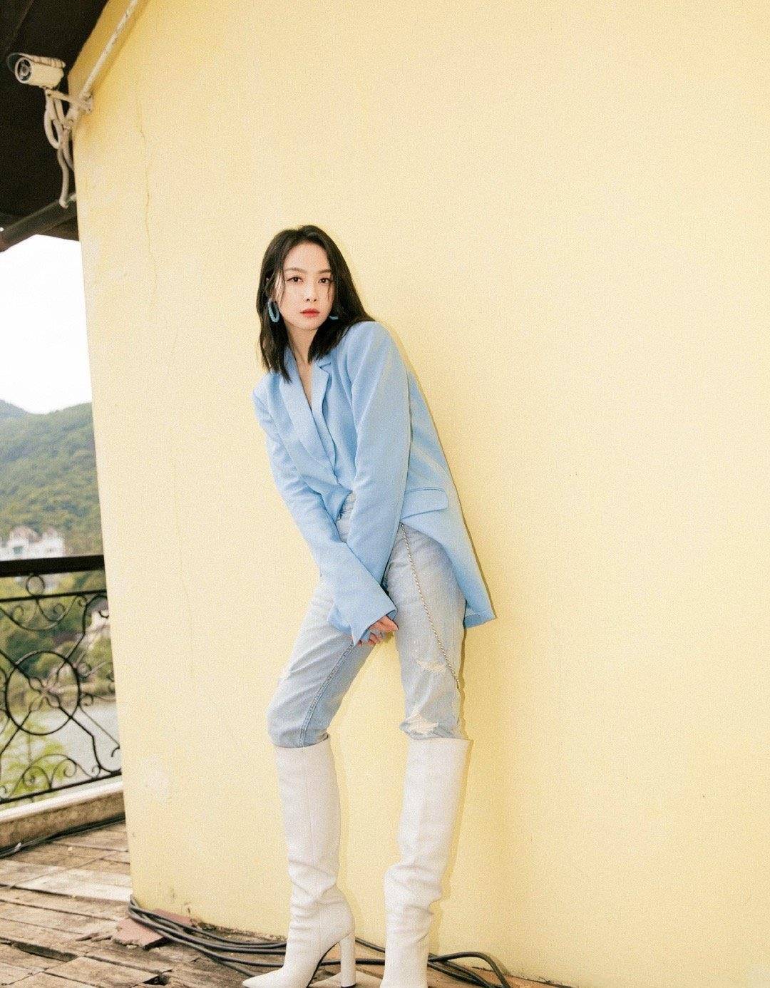 "晴格格"王艳私下似路人,t恤配阔腿裤真随性,却显得有些憔悴_牛仔裤