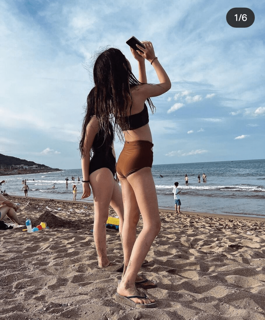 曹格妻子晒女儿近照,穿泳装秀窄腰细腿