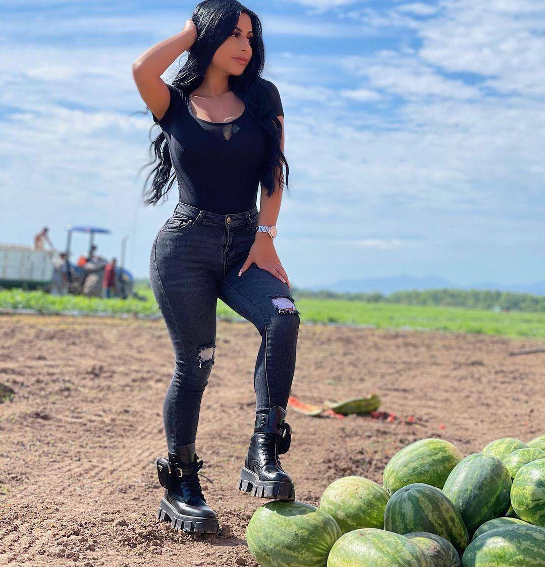 她是西班牙模特,体型有着曲线之美,虽不显高挑,但依然很有魅力_杰米