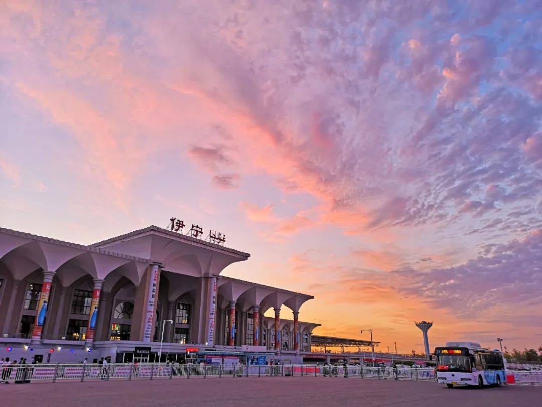 在乌鲁木齐坐晚上的火车,睡一觉第二天早上就可以到达伊宁