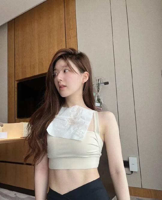 赵露思穿紧身背心露小蛮腰又纯又欲!