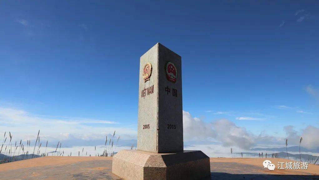 山顶最吸人眼球的莫过于那块矗立的花岗岩界碑,代表着中国,越南,老挝