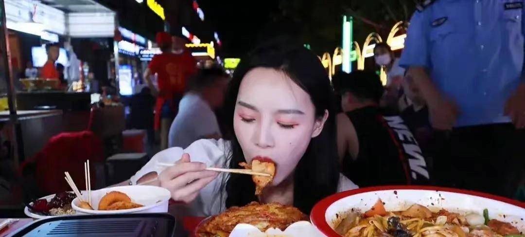 原創網紅小貝夜市吃播吃食擺滿一桌遭路人大哥拆臺吃完給你500