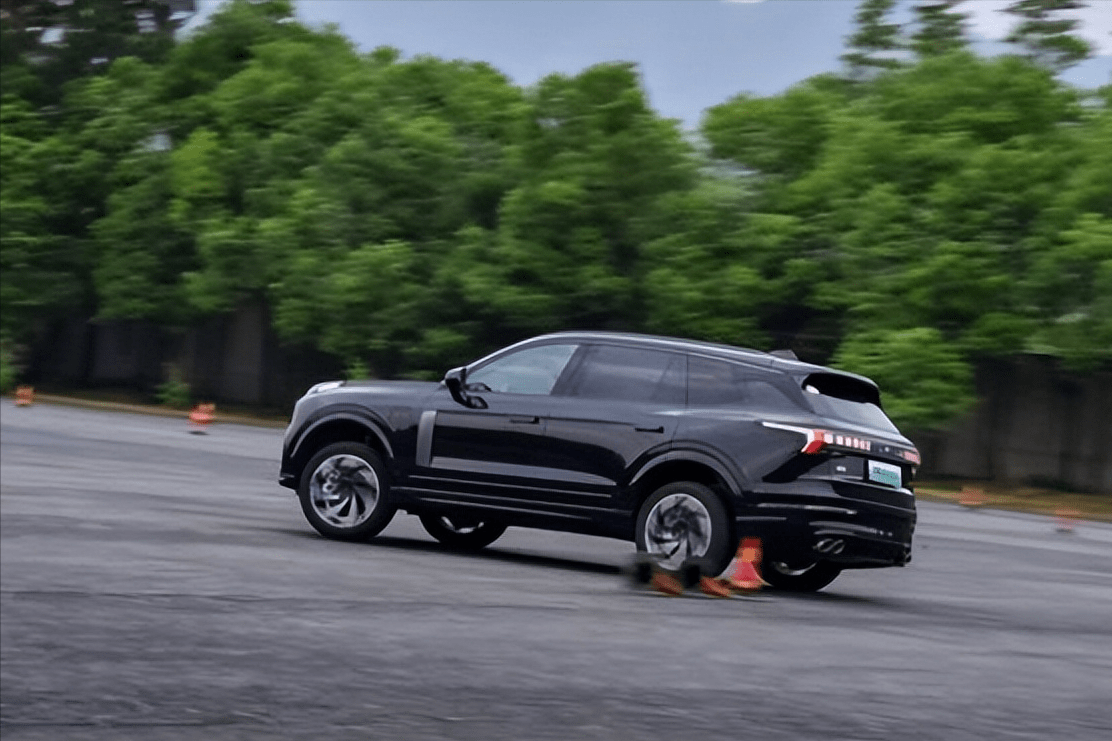 尽享越野驾趣试驾领克09