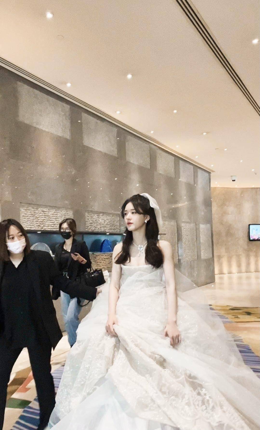 赵露思生图与精修无差别,穿白色纱裙又甜又美,实力演绎在逃公主_女生
