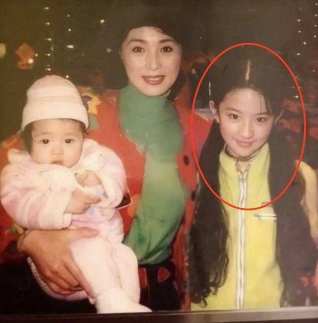 原创从小美到大刘亦菲童年高清照曝光扎一头小花辫软萌又可爱
