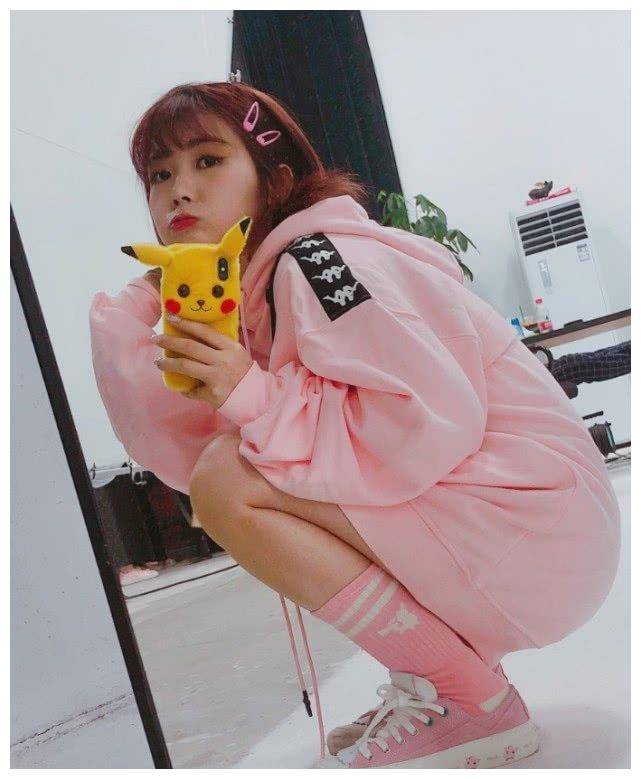 1米53的赖美云不畏身高问题,针织衫搭半身裙,甜美度爆表!